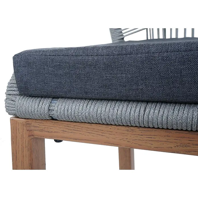 Proregal Garten-Barhocker 2er-Set - Hellgrau, B x T x H: 45 x 50 x 101 cm - Nahaufnahme eines Stuhlsitzes mit dunkelgrauem Stoffkissen, hellgrauer geflochtener Seilbasis und Naturholzrahmen.