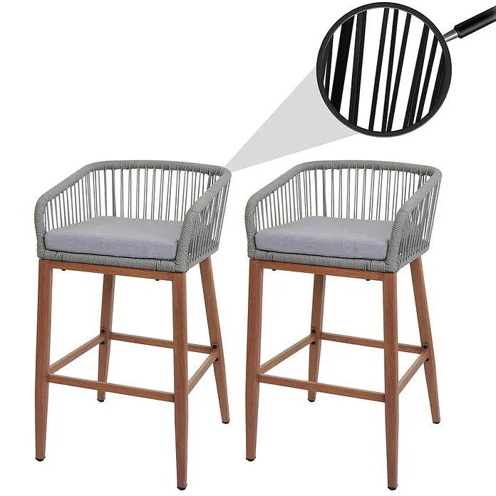 Proregal Garten-Barhocker 2er-Set - Hellgrau, B x T x H: 51 x 53 x 92 cm - Zwei graue Barhocker aus geflochtenem Seil mit hellgrauen Kissen und Holzbeinen. Eine Lupe hebt das geflochtene Seildetail hervor.