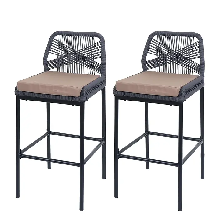Proregal Garten-Barhocker 2er-Set - Anthrazit, B x T x H: 45 x 52 x 101 cm - Zwei dunkelgraue geflochtene Barhocker mit beigen Kissen und schwarzen Metallbeinen.