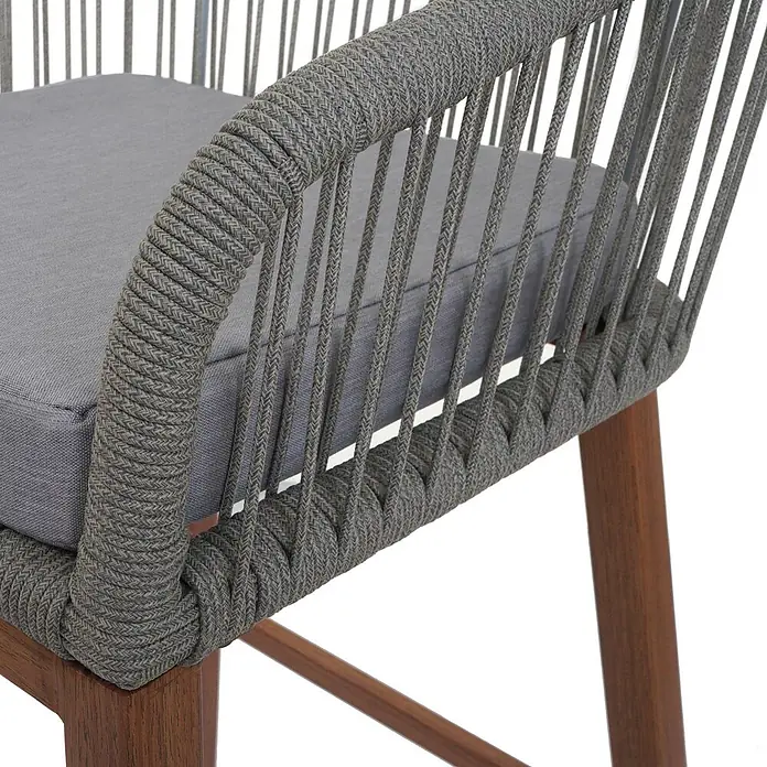 Proregal Garten-Barhocker 2er-Set - Hellgrau, B x T x H: 51 x 53 x 92 cm - Nahaufnahme eines Stuhls mit grauem Geflechtrahmen, grauem Kissen und dunklen Holzbeinen.