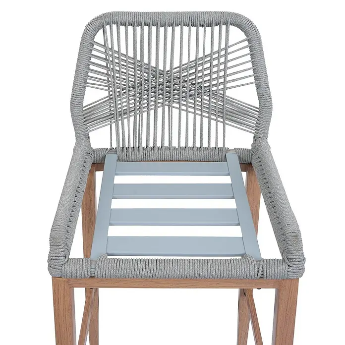 Proregal Garten-Barhocker 2er-Set - Hellgrau, B x T x H: 45 x 50 x 101 cm - Heller grauer Seil-Gartenstuhl mit Holzrahmen und hellblauer Latten-Sitzfläche.