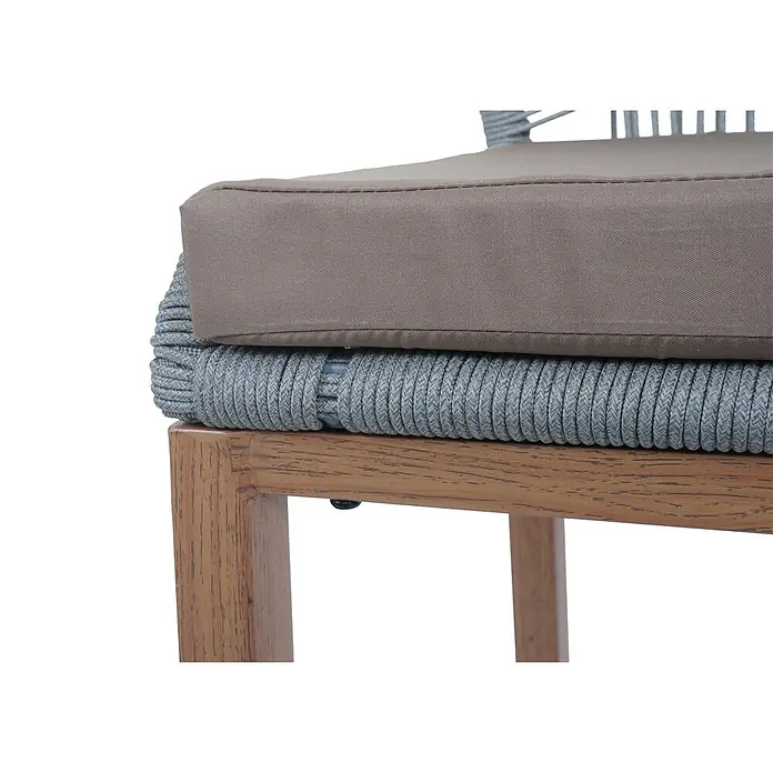 Proregal Garten-Barhocker 2er-Set - Hellgrau, B x T x H: 45 x 50 x 101 cm - Nahaufnahme eines Stuhlsitzes mit braunem Kissen, grauem Seilgeflecht und Holzrahmen.