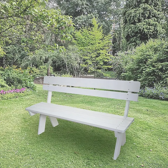 Proregal Gartenbank aus Holz - B x T x H: 148 x 54 x 86 cm, Weiß - Weiße Holzgartenbank mit Lattenrost und Rückenlehne, auf einem grünen Rasen zwischen Bäumen und Sträuchern.