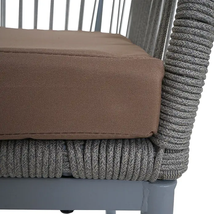 Proregal Garten-Barhocker 2er-Set - Hellgrau, B x T x H: 51 x 53 x 92 cm - Nahaufnahme eines braunen Stoffkissens auf einem Stuhl mit grauem seilumwickeltem Gestell und Metallbasis.
