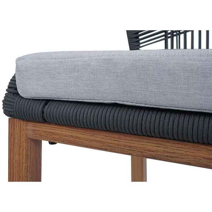 Proregal Garten-Barhocker 2er-Set - Anthrazit, B x T x H: 45 x 50 x 101 cm - Nahaufnahme eines Stuhlsitzes mit Holzgestell, dunkelgrauer Seilunterlage und hellgrauem Stoffkissen.