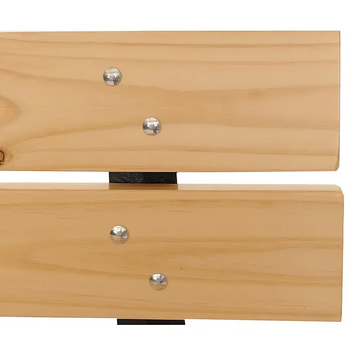 Proregal Gartenbank aus Holz - B x T x H: 125 x 59 x 78 cm, Hellbraun - Hellbraune Holzbretter, verbunden durch schwarze Metallhalterungen und silberne Schrauben.