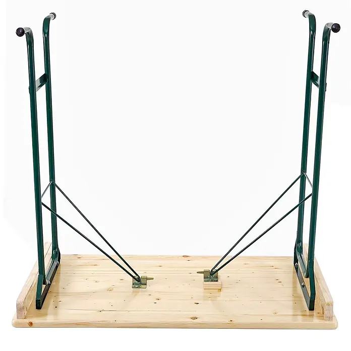 Proregal Garten-Stehtisch Biergartentisch - Eckig, Braun - Unterseite eines hellen Holztisches mit dunkelgrünen Metallklappbeinen, montiert und in umgekehrter V-Form ausgeklappt.