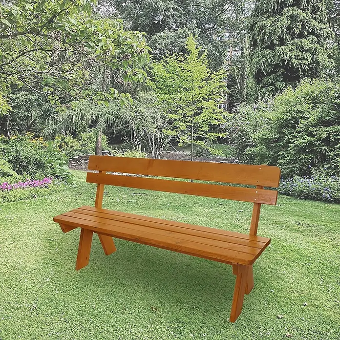Proregal Gartenbank aus Holz - B x T x H: 148 x 54 x 86 cm, Honigfarben - Eine hellbraune Gartenbank aus Holz mit Rückenlehne auf grünem Gras in einem üppigen Garten.