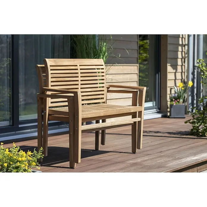 Bene Living Gartenbank Derby - B x T x H: 120 x 48 x 89 cm, Teakholz, Natur, Stapelbar - Hölzerne Gartenbank mit Lattenrost-Design auf einer sonnigen Holzterrasse.