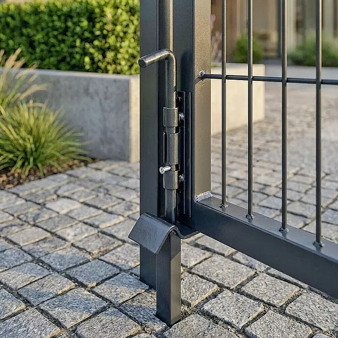 Home Deluxe Gartentor ADITUS - 350 x 140 cm, Anthrazit, Stahl - Dunkelgrauer Metalltorpfosten mit Riegelverschluss auf einem Kopfsteinpflasterweg installiert.