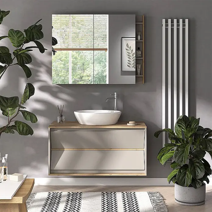 Vicco Badmöbel-Set Edelin Cashmere 2 Teile - Cashmere, Matt - Wandmontierter hellgrauer Badunterschrank mit Holzplatte und Akzenten, weißem Keramikwaschbecken und Spiegelschrank mit offenen Regalen in einem modernen Bad.