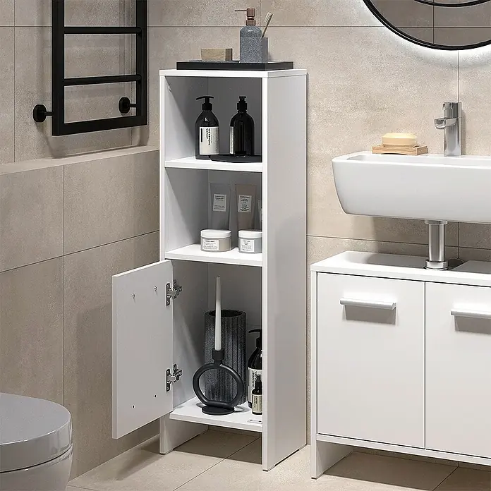 Vicco Badmöbel-Set Karli Weiß 2 Teile - Weiß, Matt - Weißer Badezimmerschrank mit offenen Fächern und geöffneter Tür, zeigt Pflegeprodukte.