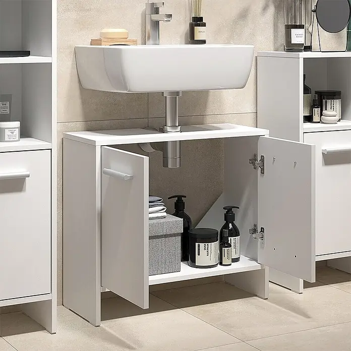 Vicco Badmöbel-Set Karli Weiß 2 Teile - Weiß, Matt - Weißer Waschbeckenunterschrank mit zwei geöffneten Türen, der Toilettenartikel zeigt.