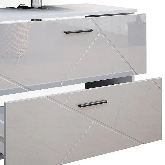 Vicco Badmöbel-Set Irma Weiß Hochglanz 3 Teile, mit Midischrank - Gesamtbreite Badmöbel: 110 cm, Weiß Hochglanz, Glänzend - Zwei hellgraue, glänzende Möbelschubladen mit geometrischen Linien und dunklen Griffen; eine ist leicht geöffnet.