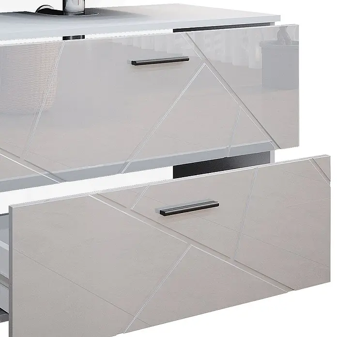 Vicco Badmöbel-Set Irma Weiß Hochglanz 4 Teile, mit Schubladenschrank und Hochschrank - Gesamtbreite Badmöbel: 140 cm, Weiß Hochglanz, Glänzend - Glänzende hellgraue Kommode mit zwei geometrisch gemusterten Schubladen, eine leicht geöffnet, mit dunklen Griffen.