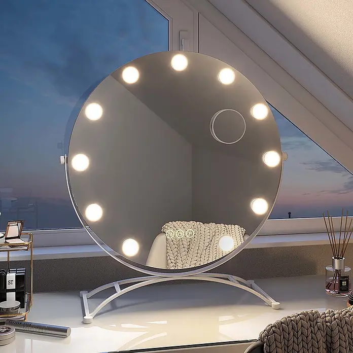 Emke Kosmetikspiegel CM11 - Rund, Weiß - Runder LED-Schminkspiegel mit beleuchteten Glühbirnen und weißem Ständer, der einen Raum reflektiert.