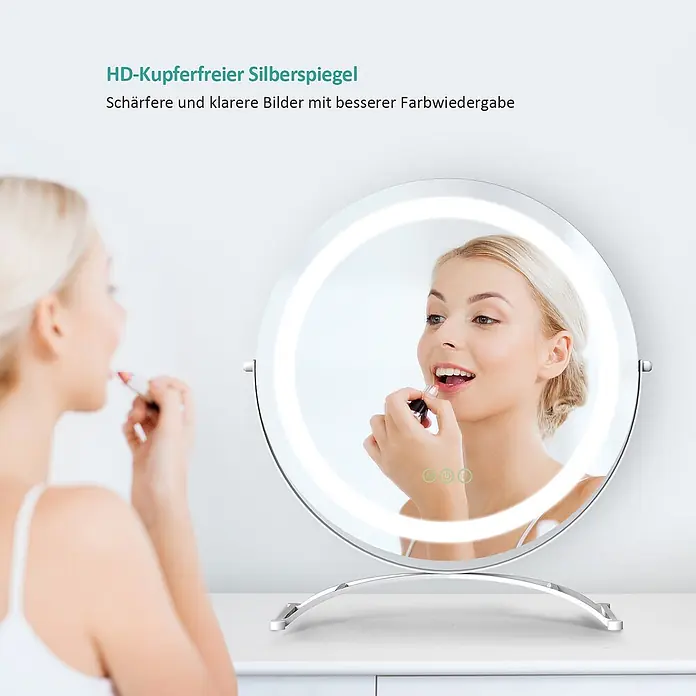 Emke Kosmetikspiegel CM07 - Rund, Weiß - Eine Frau trägt Lippenstift in einem runden, silberfarbenen, beleuchteten Kosmetikspiegel mit Ständer und Touch-Bedienelementen auf.