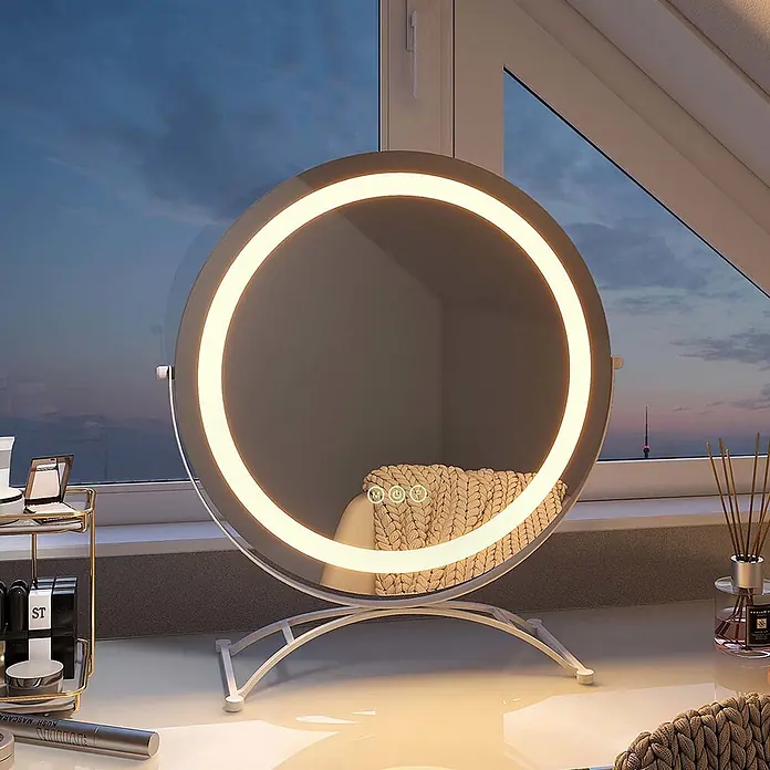 Emke Kosmetikspiegel CM07 - Rund, Weiß - Runder weißer LED-Schminkspiegel mit hellem Licht auf einem Schminktisch, umgeben von Kosmetika und Stadtblick.