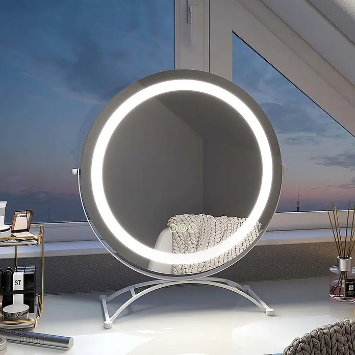 Emke Kosmetikspiegel CM07 - 40 x 47 cm, Rund, Weiß - Weißer runder LED-Kosmetikspiegel auf einem Ständer, auf einem Schminktisch am Fenster.