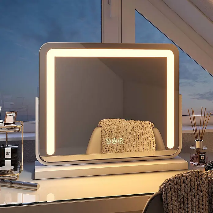 Emke Kosmetikspiegel CM08 - Rechteckig, Weiß - Rechteckiger Schminkspiegel mit hellen LED-Leuchten und Touch-Bedienelementen auf einem weißen Schreibtisch am Fenster.