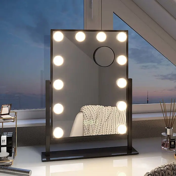Emke Kosmetikspiegel CM12 - Rechteckig, Schwarz - Schwarzer Hollywood-Schminkspiegel mit hellen LED-Lampen und kleinem Vergrößerungsspiegel auf einem Tisch.