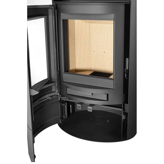 Justus Kaminofen Island 7 2.0 - 7 kW, Raumheizvermögen: 144 m³, Farbe Verkleidung: Schwarz - Geöffnete schwarze Kaminofentür, die den hellen, geriffelten Brennraum und Luftregulierungshebel zeigt.