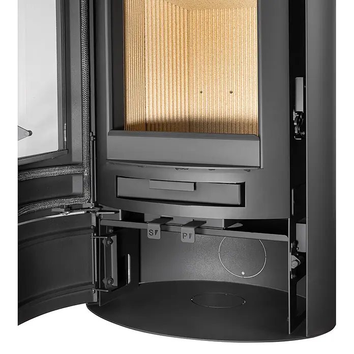 Justus Kaminofen Island 7 2.0 - 7 kW, Raumheizvermögen: 144 m³, Farbe Verkleidung: Schwarz - Nahaufnahme des geöffneten Innenraums eines schwarzen Holzofens mit hellbraunen, gerippten Brennraumauskleidungen und beschrifteten Luftreglern.