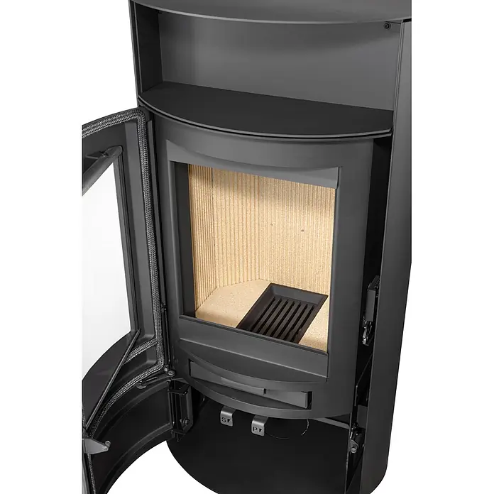 Justus Kaminofen Island 7 2.0 - 7 kW, Raumheizvermögen: 144 m³, Farbe Verkleidung: Schwarz - Schwarzer Kaminofen mit offener Glastür, zeigt helles Schamott-Interieur und Rost.