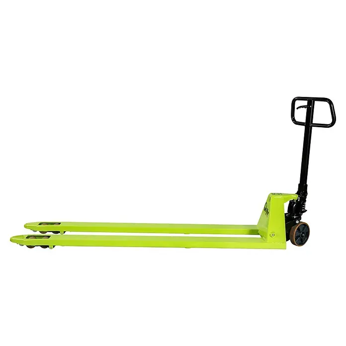 Pramac Palettenhubwagen GS EVO 25 - Traglast: 2.500 kg, Länge Gabel: 1.800 mm, Breite Gabel: 525 mm - Hellgrüner Hubwagen mit schwarzem Griff und braunen Rädern zum Bewegen von Paletten.