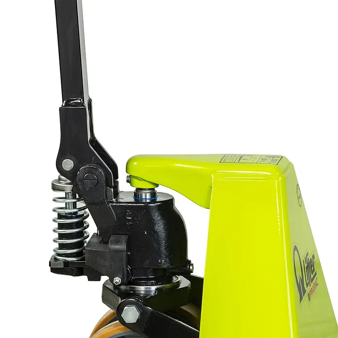 Pramac Palettenhubwagen GS 25 - Traglast: 2.500 kg, Länge Gabel: 800 mm, Breite Gabel: 525 mm - Nahaufnahme des hellgelben Steuerhebels und der schwarzen Hydraulikpumpe einer Hubameise mit silberner Feder.