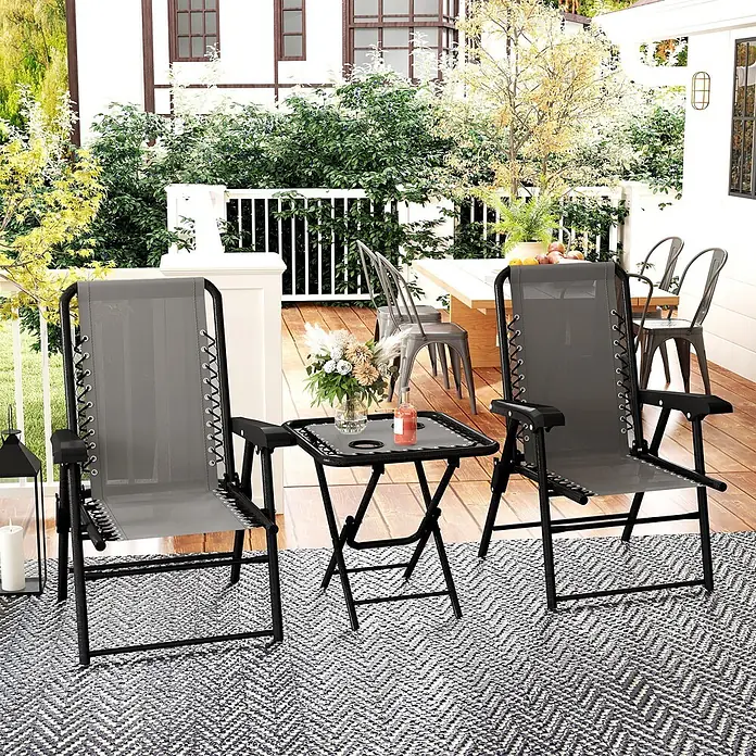 Outsunny Gartentisch-Set - Gesamtumfang: 3 -tlg., Stahl, Netzstoff, Klappbar - Zwei graue Schwerelosigkeitsstühle mit schwarzen Gestellen und ein schwarzer Klapptisch mit Glasplatte auf einer Terrasse.