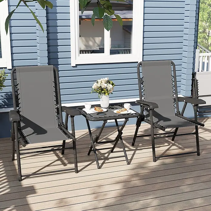 Outsunny Gartentisch-Set - Gesamtumfang: 3 -tlg., Stahl, Netzstoff, Klappbar - Zwei graue Relaxliegen und ein passender Klapptisch mit Snacks auf einer Holzterrasse, ideal zum Entspannen im Freien.