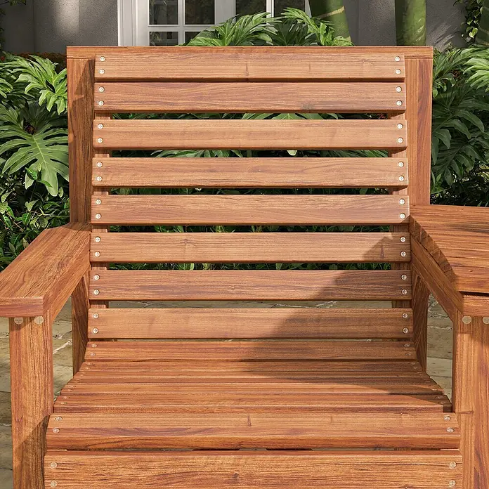 Outsunny Gartentisch-Set - Gesamtumfang: 1 -tlg., L x B x H: 66 x 65 x 90 cm, Tannenholz - Holzstuhl mit Lamellen und sichtbaren Metallschrauben, in natürlicher Holzmaserung in einem Garten.