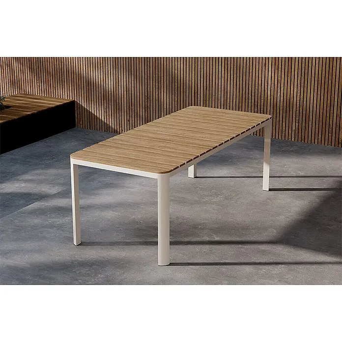 Ebuy24 Gartentisch Etna - L x B x H: 90 x 210 x 74 cm, Ø x H: 90 x 74 cm, Aluminium, Sonstige, Beige - Rechteckiger Gartentisch mit heller Holzlattenplatte und weißem Metallrahmen auf einer Betonterrasse.