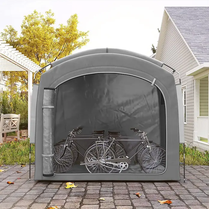 Outsunny-Fahrradgarage-220L x 150B x 195H cm -  - Ein graues, wetterfestes Fahrrad-Aufbewahrungszelt mit drei Fahrrädern auf einem gepflasterten Hof.