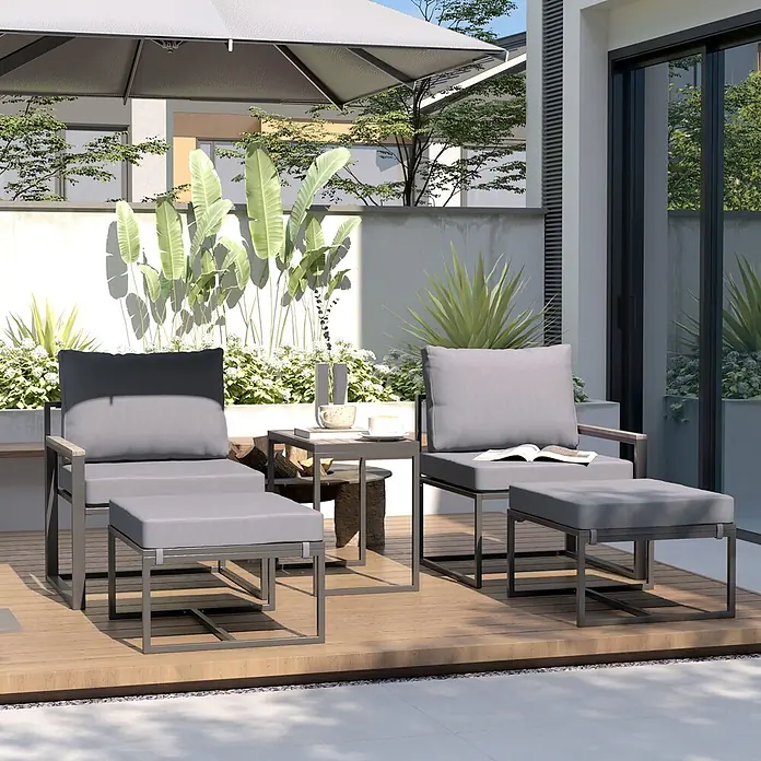 Outsunny Loungemöbel-Set mit Tisch - 3 -tlg., Stahl, Polyester, Schaumstoff, Holzwerkstoffe, 2x Sessel, 2x Fußhocker, 1x Tisch, 6x Kissen, 1x Handbuch, Grau - Zwei graue Outdoor-Loungesessel mit Hockern und Beistelltisch auf Holzterrasse, bereit zum Entspannen.