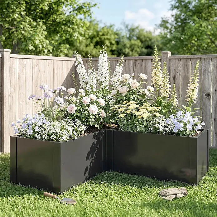 Outsunny Hochbeet - 150 x 150 x 55 cm, Schwarz - Ein L-förmiges schwarzes Metall-Hochbeet gefüllt mit bunten Blumen steht auf grünem Rasen.