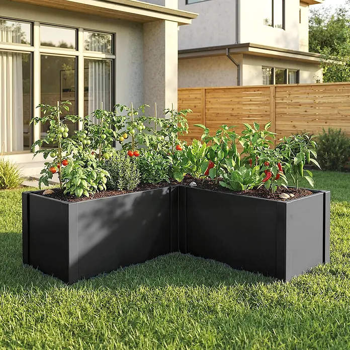 Outsunny Hochbeet - 150 x 150 x 55 cm, Schwarz - Schwarzes L-förmiges Hochbeet mit Gemüse und Kräutern, in einem modernen Garten platziert.