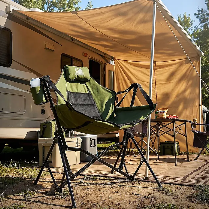 ECD Germany Campingstuhl Klappstuhl mit Stahlgestell Getränkehalter Nackenkissen & Tasche - 1 Stk., Stahl, pulverbeschichtet,600D Oxford Gewebe, gepolstert, Rückenlehne verstellbar, Khaki - Grüner klappbarer Camping-Hängesessel mit schwarzem Metallgestell, draußen neben Wohnmobil und Markise, mit Getränk im Becherhalter.
