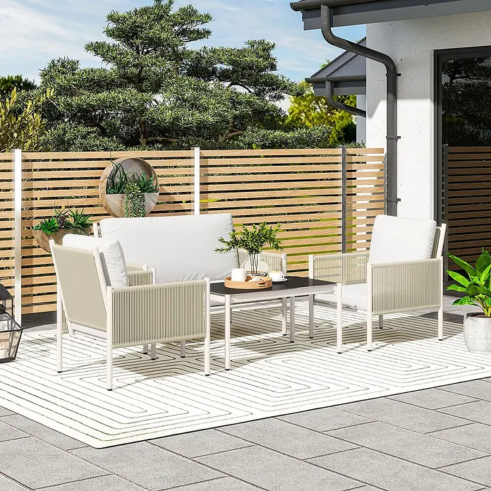 Outsunny Loungemöbel-Set mit Tisch - 4 -tlg., Stahl, PE-Rattan, Polyester, gehärtetes Glas, 1x Loveseat, 2x Sessel, 1x Couchtisch, 3x Sitzkissen, 1x Bedienungsanleitung, Hellgrau - Outdoor-Sitzgruppe mit Sofa, zwei Stühlen, Couchtisch. Beige Seildetails, weiße Kissen und Rahmen, auf einer Terrasse.