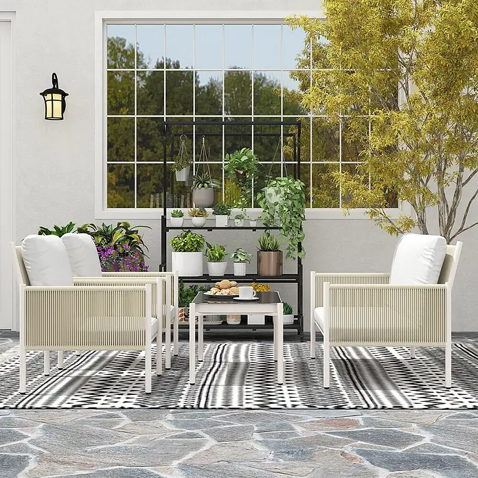 Outsunny Loungemöbel-Set mit Tisch - 4 -tlg., Stahl, PE-Rattan, Polyester, gehärtetes Glas, 1x Loveseat, 2x Sessel, 1x Couchtisch, 3x Sitzkissen, 1x Bedienungsanleitung, Hellgrau - Zwei helle Outdoor-Seilsessel mit weißen Kissen und einem kleinen Tisch auf einer modernen Terrasse.