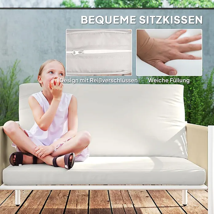 Outsunny Loungemöbel-Set mit Tisch - 4 -tlg., Stahl, PE-Rattan, Polyester, gehärtetes Glas, 1x Loveseat, 2x Sessel, 1x Couchtisch, 3x Sitzkissen, 1x Bedienungsanleitung, Hellgrau - Helles Outdoor-Sofa mit weichen, Reißverschluss-Kissen, auf dem ein Kind sitzt.