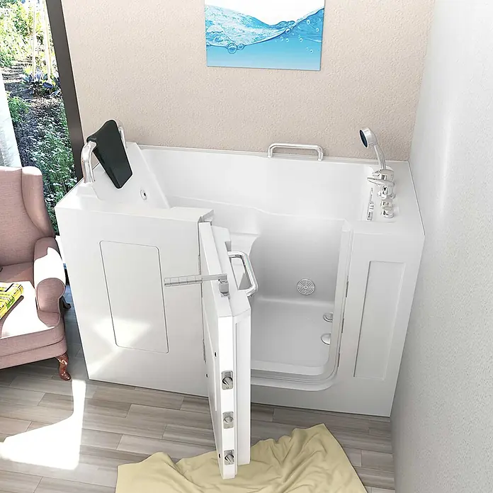 AcquaVapore Badewanne Fertigdusche S07WP-C-L - 140 x 76 cm, Acryl, Weiß - Barrierefreie weiße Einstiegswanne mit offener Tür, Chromarmaturen und Kopfstütze in einem hellen Raum.
