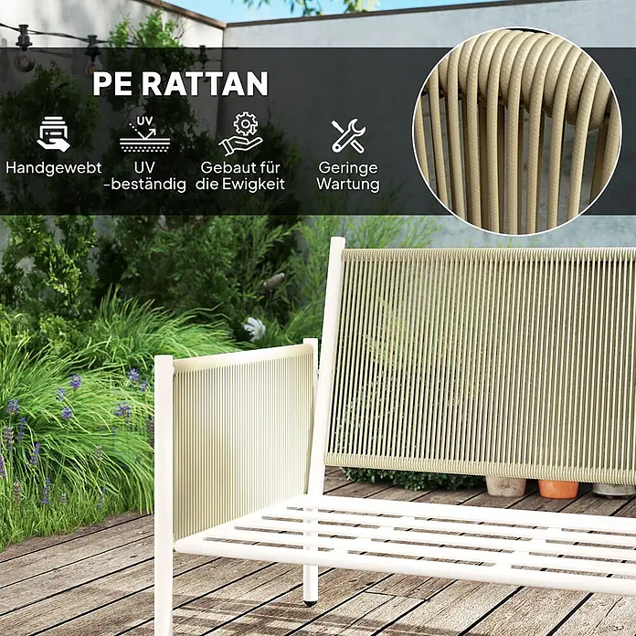 Outsunny Loungemöbel-Set mit Tisch - 4 -tlg., Stahl, PE-Rattan, Polyester, gehärtetes Glas, 1x Loveseat, 2x Sessel, 1x Couchtisch, 3x Sitzkissen, 1x Bedienungsanleitung, Hellgrau - Hellbeige PE-Rattan-Gartenbank auf einer Holzterrasse in einer Gartenumgebung.