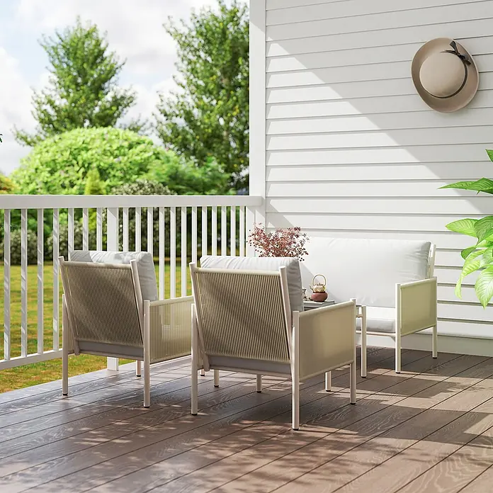 Outsunny Loungemöbel-Set mit Tisch - 4 -tlg., Stahl, PE-Rattan, Polyester, gehärtetes Glas, 1x Loveseat, 2x Sessel, 1x Couchtisch, 3x Sitzkissen, 1x Bedienungsanleitung, Hellgrau - Beige Outdoor-Sitzgruppe mit Seildetails und weißen Kissen auf einer Holzveranda.