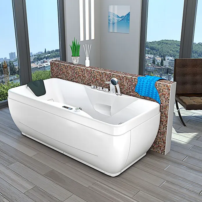 AcquaVapore Badewanne Fertigdusche W49H-PL - Acryl, Weiß - Weiß-moderne Badewanne mit dunkler Kopfstütze und integrierten Bedienelementen, platziert in einem geräumigen Badezimmer mit Stadtblick.
