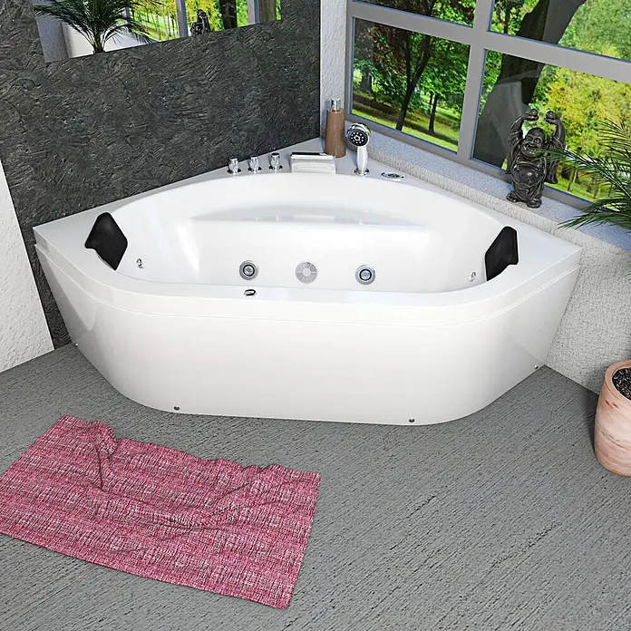 AcquaVapore Badewanne Fertigdusche W20R-TH-SC - Acryl, Weiß - Weißer Eck-Jacuzzi mit schwarzen Kopfstützen, Chromarmaturen und Düsen, in einem modernen Bad an einem großen Fenster.