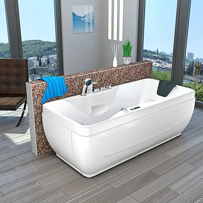 AcquaVapore Badewanne Fertigdusche W49-PR - Acryl, Weiß - Weiße freistehende Badewanne mit dunkler Kopfstütze und modernen Armaturen in luxuriösem Badezimmer mit Stadtblick.
