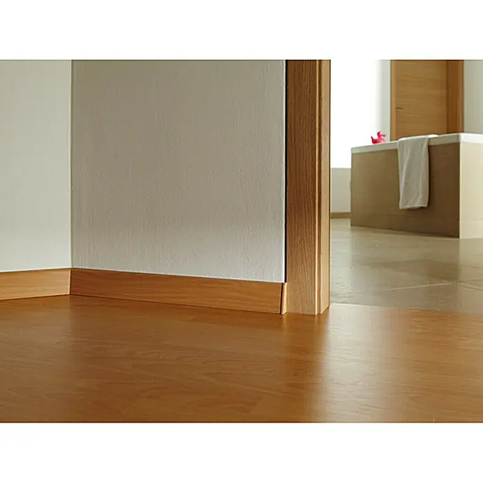 Profiles and more Endkappe FU60L - Birne golden, 2 Stk. - Bild eines hellen Zimmers mit Holzboden, Leisten und einem Badezimmer im Hintergrund.