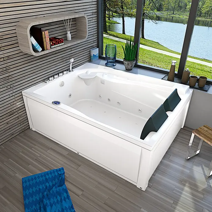 AcquaVapore Badewanne Fertigdusche W12H-A - Acryl, Weiß - Moderne weiße Badewanne mit Whirlpool-Düsen und zwei dunklen Kopfstützen, am großen Fenster mit Seeblick.
